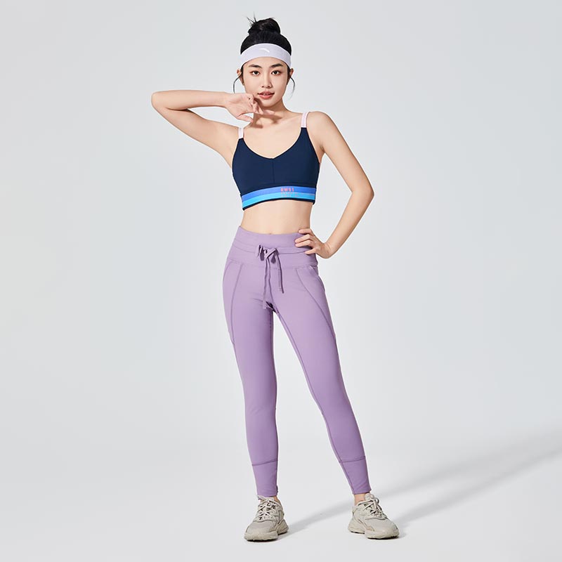 Elastic Sports Bra ပေါ်တွင် ရိုက်နှိပ်ထားသည်။